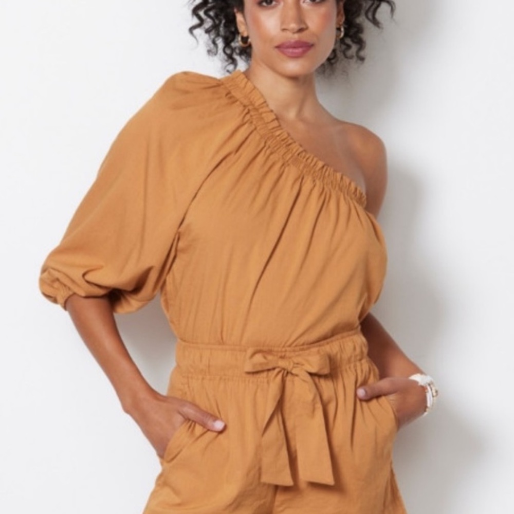 NWT Evereve Shane One Shoulder Top Burnt Gold - Women's Size XS.